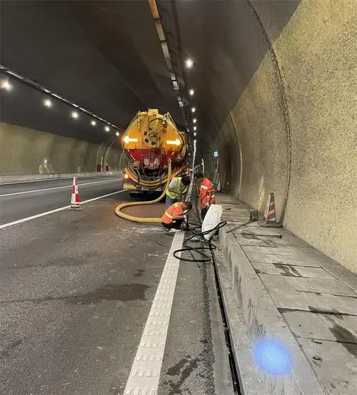 孝义隧道排水渠清淤